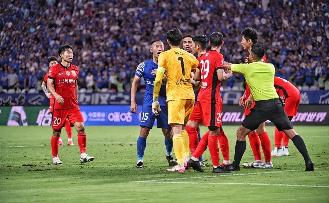 官方网站_联赛压力持续加大，球队心态保持稳定的简单介绍